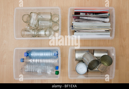 Contenedores de reciclaje de cuatro colores Fotografía de stock - Alamy