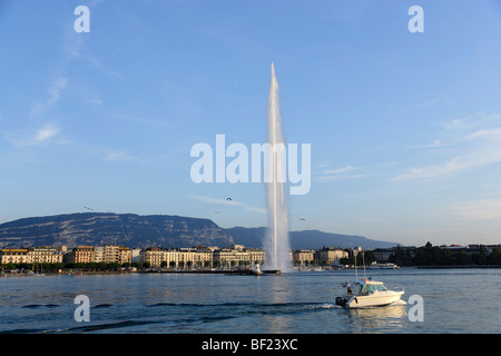 Leisure Boat, Jet d'Eau (one of the largest fountains in the world), Lake Geneva, Geneva, Canton of Geneva, Switzerland Stock Photo