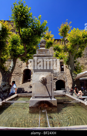 The fountain in the medieval square of Gordes Stock Photo
