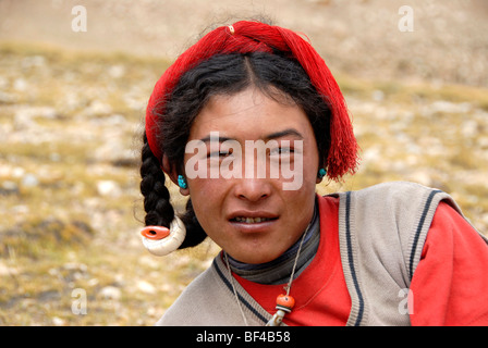 Portrait, Tibetans with long hair and hair ornaments, near Tingri, Himalayas, Tibet Autonomous Region, People's Republic of Chi Stock Photo