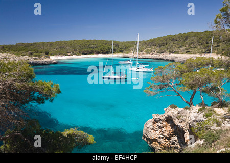 Sailing yachts anchoring in the bay of s'Amarador, Cala Mondragó, natural park of Mondragó, Mallorca, Majorca, Balearic Islands Stock Photo