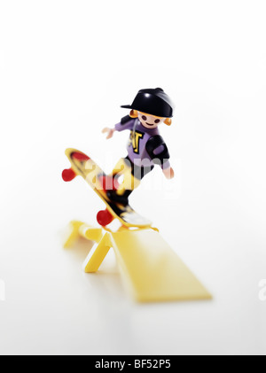 Playmobilfigur Skateboarder mit Sprungbrett Stock Photo