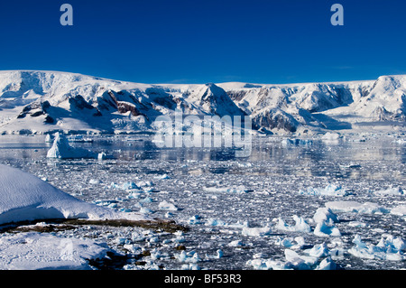 A view across the frozen landscape of Charlotte Bay on the Antarctic Peninsula Stock Photo