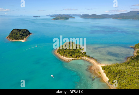 Aerial view of Pelican Island peninsula off Long Island, far left East Rock, Whitsunday Islands National Park, Queensland, Aust Stock Photo