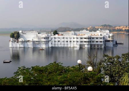 Lake Palace Hotel in the Pichola lake, Udaipur, Rajasthan, North India, India, South Asia, Asia Stock Photo