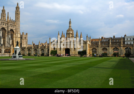 King's College's main entrance and chapel seen from the courtyard, King's Parade, Cambridge, Cambridgeshire, England, United Ki Stock Photo