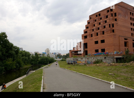 Graffiti on an unfinished building Stock Photo - Alamy