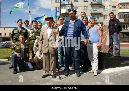 WW11 Russian veteran with Chechnya paratrooper veterans celebrating Russian army day, group portrait, Irbit, Urals, Russia Stock Photo