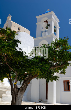 A fine view to the Panagia Gremiotissa church in the top of the hill of the old town Hora 'The Village'. This lovely whitewashed Stock Photo