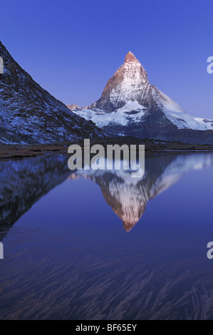 Clouds mirrored in calm lake Stock Photo - Alamy