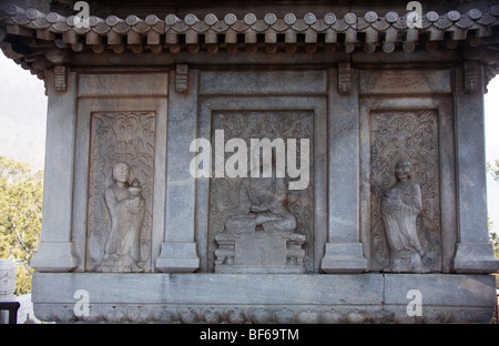 Marble screen wall carving of Buddha and disciples in Vajrasana Pagoda, Biyun Temple, Fragrant Hills, Beijing, China Stock Photo