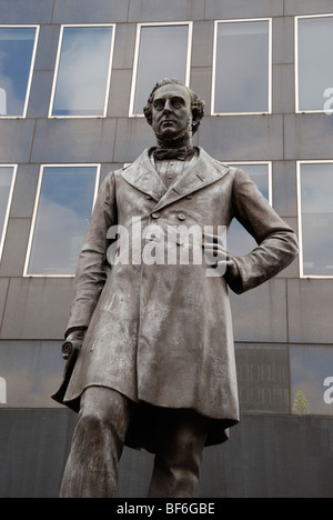 Statue of the civil engineer Robert Stephenson outside Euston Station, London, England, UK Stock Photo