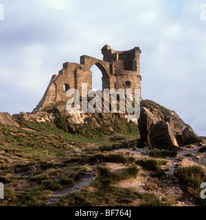 Mow Cop castle, the folly of a ruined castle in snow during winter ...