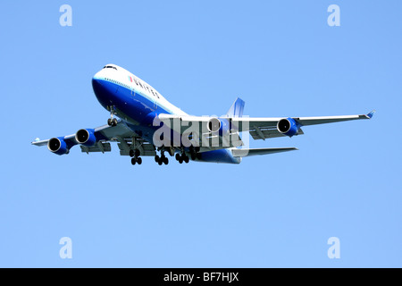 United Airlines Boeing 747-400 in landing configuration Stock Photo