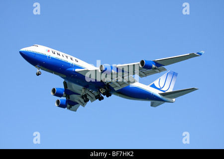 United Airlines Boeing 747-400 in landing configuration Stock Photo
