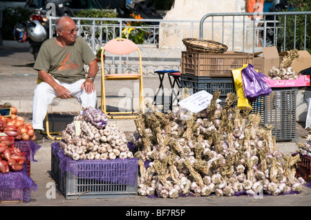 Garlic seller, Outdoor market, Bandol, Cote d'Azur, South France Stock Photo