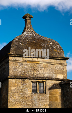 The lodge and gateway at the Sir Baptist Hicks Campden House, Chipping Campden, Gloucestershire, UK Stock Photo