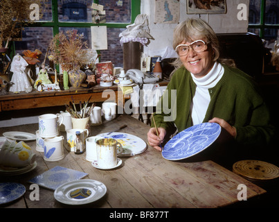 UK, England, Staffordshire, Stoke on Trent, Longton, Gladstone Museum, Marilyn Guy hand decorating a plate Stock Photo