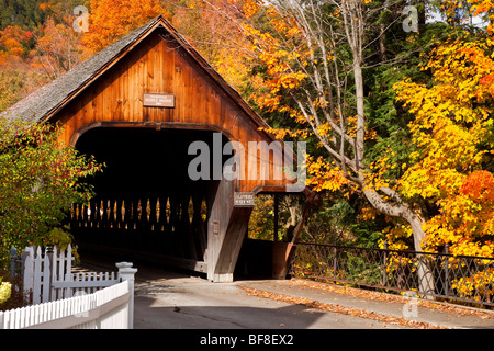 'Middle Bridge' - covered bridge in autumn - Woodstock, Vermont, USA Stock Photo