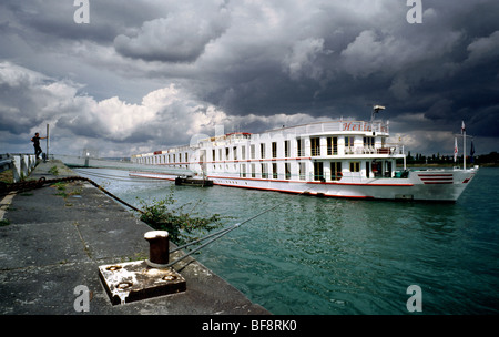 Aug 22, 2009 - Sightseeing boat Heidelberg on the river Rhine at Adenauer-Ufer in the German city of Mainz. Stock Photo