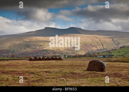 VIEW OF PEN-Y-FAN AND CORN DU FROM TRAETH MAWR NR THE BRECON BEACONS MOUNTAIN CENTRE Stock Photo