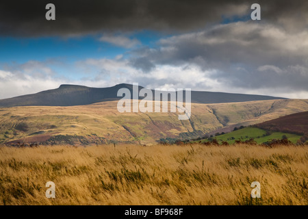 VIEW OF PEN-Y-FAN AND CORN DU FROM TRAETH MAWR NR THE BRECON BEACONS MOUNTAIN CENTRE Stock Photo