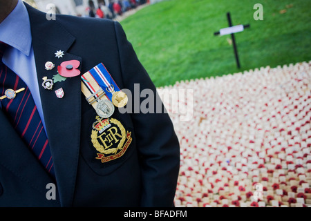 Serving Royal Military Policeman pays respects to fallen soldiers, killed during recent conflicts during Remembrance weekend. Stock Photo