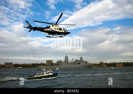 The amphibious transport dock, the USS New York LPD-21 travels up the Hudson River on it's arrival in New York Stock Photo