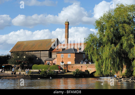 Cox's Yard Riverside Pub, Restaurant & Entertainment Complex, & View of River Avon, Stratford-upon-Avon, Warwickshire, England Stock Photo