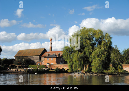 Cox's Yard Riverside Pub Restaurant & Entertainment Complex, Weeping Willow & View of River Avon Stratford-upon-Avon Warwickshire England Stock Photo