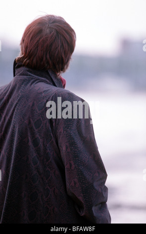 Back view aggrieved party credit crunch, woman, one only , woman senior thinking - SerieCVS500200d