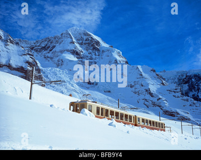 Train on Jungfraubahn, between Kleine Scheidegg and the Jungfrau in winter Stock Photo