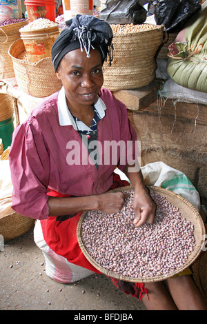 Tanzanian Woman Sorting Beans For Sale In Arusha's Central Market, Tanzania Stock Photo