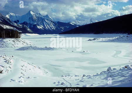 Medicine Lake in winter, view southeast toward the Queen Elizabeth Range, Jasper National Park, Alberta, Canada Stock Photo