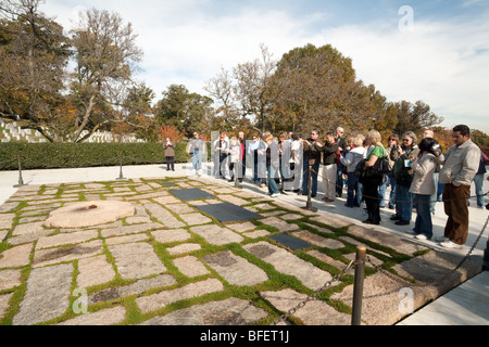 Tourists at the graves of president John F Kennedy and Jacqueline Kennedy Onassis, Arlington Cemetery, Washington DC USA Stock Photo