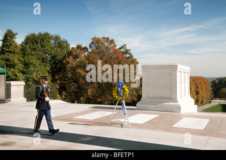 A soldier on duty at the Tomb of the Unknown Soldier, Arlington Cemetery, Washington DC USA Stock Photo