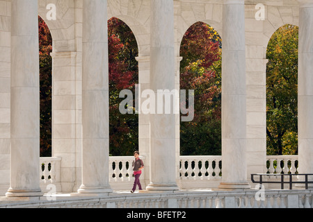 A young girl wanders round the Tomb to the Unknowns Memorial, Arlington Cemetery, Washington DC USA Stock Photo