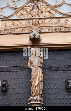 virgin Mary and child sculpture on a church's entrance in Tarragona, Spain, Catalonia, Europe Stock Photo