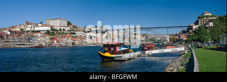 Portugal, the Costa Verde, Porto, tourist excursion boats on the river bank at Vila Nova de Gaia and the old town Stock Photo