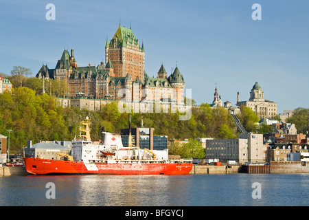 Wharf at the Port of Quebec, above which stands the Chateau Frontenac hotel. Quebec City, Quebec, Canada Stock Photo