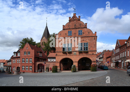 Kirche St. Jakobus und St. Dionysius mit Rathaus am Marktplatz in Gadebusch, Radegast, Nordwestmecklenburg, Mecklenburg-Vorpommern Stock Photo