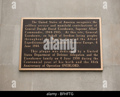 On the exterior wall of Norfolk House in St James Square, this plaque dedicated to General Dwight D Eisenhower. Stock Photo