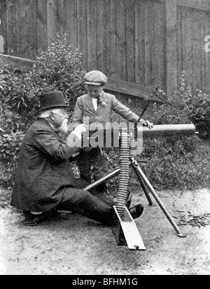 Maxim Demonstrates Machine Gun, 1910, Sir Hiram shows his grandson Maxim Joubert his eponymous gun Stock Photo