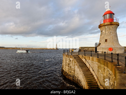 The lighthouses on South Shields and Tynemouth piers at the mouth of the River Tyne Stock Photo