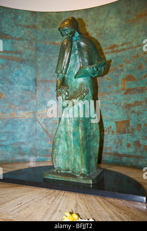 New York City , The Big Apple , interior St. Patrick's Cathedral , statue or sculpture of Saint Elizabeth Ann Bayley Seton Stock Photo