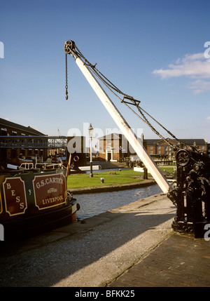 UK, England, Wirral, Ellesmere Port, Waterways Museum, historic canalside crane Stock Photo