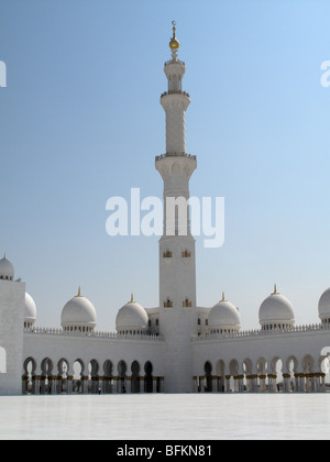 Minarett, dome and walkway at Sheikh Zayed Bin Sultan Al Nahyan Mosque, Abu Dhabi Stock Photo