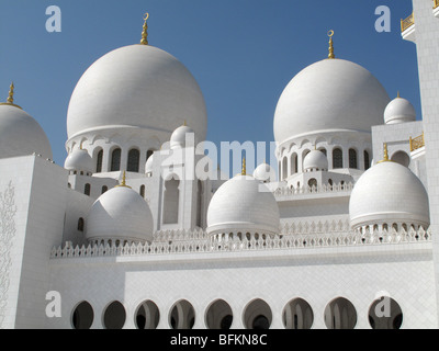 Great dome, side domes at Sheikh Zayed Bin Sultan Al Nahyan Mosque, Abu Dhabi Stock Photo