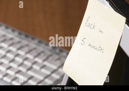 Sticky note with 'Back in five minutes' written on it Stock Photo