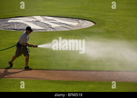 New York Yankees spring training guest instructor Lee Mazzilli, left, gives  advice to the Yankees Jacoby Ellsbury after Ellsbury took batting practice  before a spring training baseball game against the Detroit Tigers